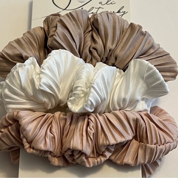 5/$20 Scunci 3pc Hair Scrunchies - Picture 2 of 3